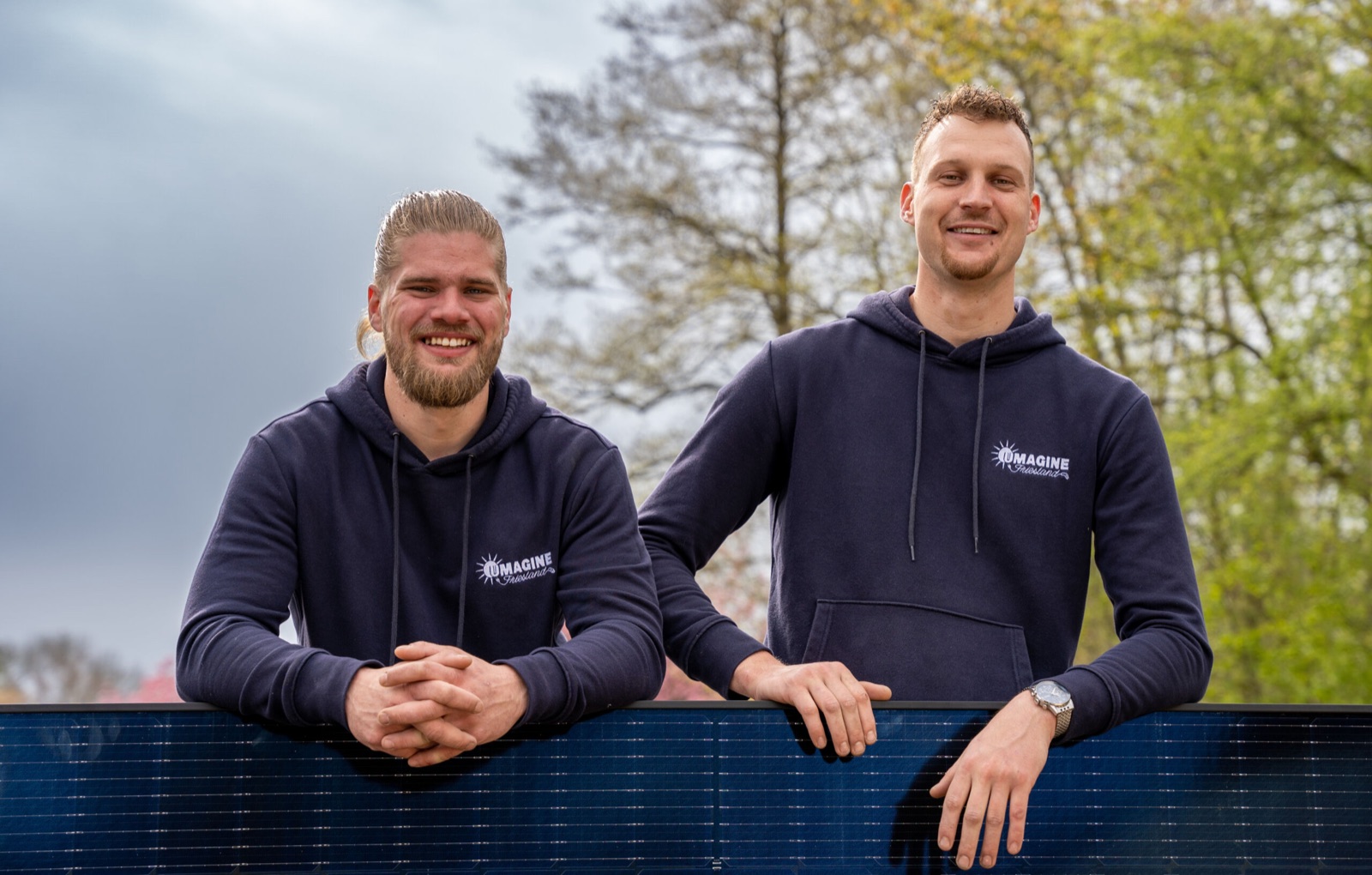 Het team van Umagine Friesland bij een zonnepaneel